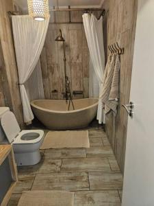 Ένα μπάνιο στο SS Luxury Apartments Island Club