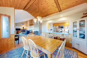 une cuisine et une salle à manger avec une table et des chaises en bois dans l'établissement Eternal Equinox, à Sea Ranch