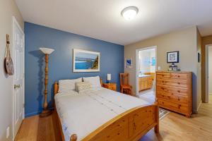 - une chambre avec un grand lit et une commode en bois dans l'établissement Eternal Equinox, à Sea Ranch