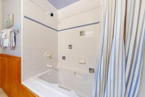 La salle de bains est pourvue d'une baignoire et d'un rideau de douche. dans l'établissement Eternal Equinox, à Sea Ranch 24 autres photos