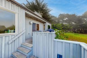 un porche d'une maison avec une clôture blanche dans l'établissement Eternal Equinox, à Sea Ranch
