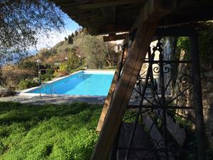 - un balcon avec vue sur la piscine dans l'établissement Agriturismo S.Ilario, à Gênes