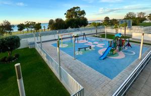 Ο χώρος παιχνιδιού για παιδιά στο Bahía Azul Suites, Piscina & Pádel