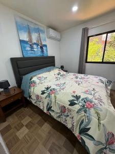 Ένα ή περισσότερα κρεβάτια σε δωμάτιο στο Cozy home sweet home for holiday!