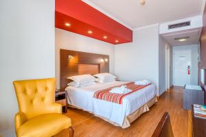 Postel nebo postele na pokoji v ubytování Muthu Raga Madeira Hotel