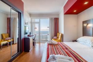 Postel nebo postele na pokoji v ubytování Muthu Raga Madeira Hotel