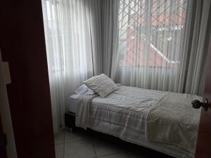 En eller flere senge i et værelse på Casa en condominio