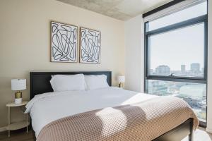 Postel nebo postele na pokoji v ubytování Blueground W Loop gym pool spa wd CHI-1104 + 31 fotografií