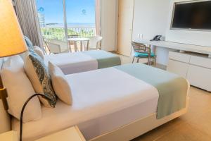 TV a/nebo společenská místnost v ubytování Hotel Irotama Lago