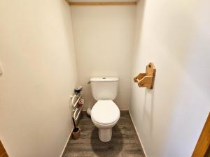 a small bathroom with a toilet in a stall at Appartement confort 5 pers. Les Menuires avec balcon, casiers à skis, 2 chambres - FR-1-452-248 in Les Menuires