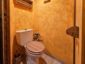 a bathroom with a toilet with a wooden seat at Appartement cosy pour 4, cuisine équipée, proche des pistes - FR-1-452-245 in Les Menuires