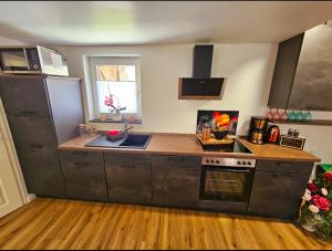 Kuchyň nebo kuchyňský kout v ubytování Ferienhaus zu den Ilsefällen