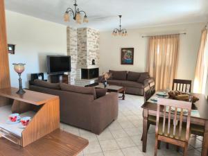 a living room with a couch and a table at Casa Serenata in Pinakokhórion