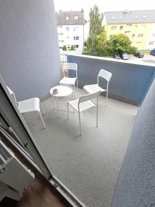 a group of chairs and a table on a balcony at Monteurwohnung Ferienwohnung Business Appartement rechts Langenfeld in Gladbach