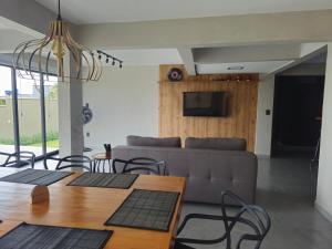a living room with a couch and a table and chairs at Studio Libertas in São João del Rei