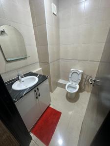 穆罕默迪耶Appartement corniche d'or, Mohammedia的带水槽和马桶的浴室 更多8张照片