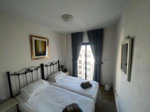 una camera da letto con un letto e una finestra di 3 Bed Beachfront Penthouse 854 with great views a Manilva Altre 17 foto