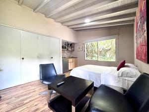 Un dormitorio con una cama y una mesa y sillas. en Alojamiento que permite mascota en Medellín A103 By Roots Rentals, en Medellín
