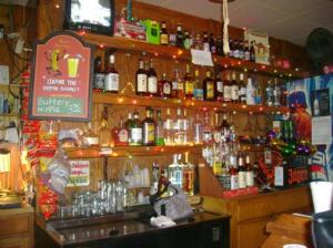 un bar con un montón de botellas de alcohol en Executive Inn and Suites Springdale en Springdale