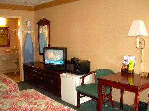 TV i/ili multimedijalni sistem u objektu Executive Inn and Suites Springdale