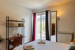 a room with a bed and a table and a window at Paradiso Nascosto del Lago Maggiore in Colazza