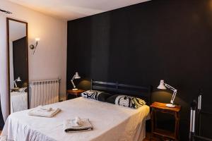 a bedroom with a bed with a black wall at Paradiso Nascosto del Lago Maggiore in Colazza