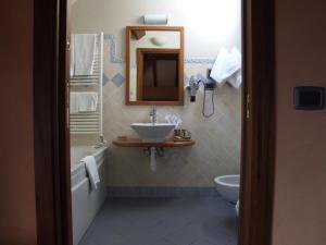 Koupelna v ubytování Locanda Chi Ghinn + 37 fotografií