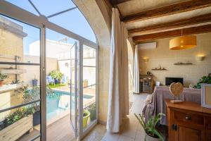 Rõdu või terrass majutusasutuses 4 Bedroom Holiday Home with Private Pool