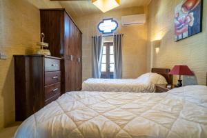 Voodi või voodid majutusasutuse 4 Bedroom Holiday Home with Private Pool toas