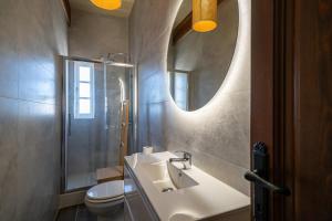 Vannituba majutusasutuses 4 Bedroom Holiday Home with Private Pool
