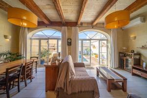 Istumisnurk majutusasutuses 4 Bedroom Holiday Home with Private Pool