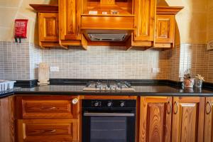 Köök või kööginurk majutusasutuses 4 Bedroom Holiday Home with Private Pool