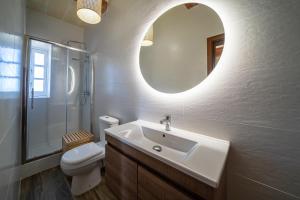 A bathroom at 4 Bedroom Holiday Home with Private Pool Még 15 kép