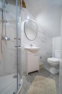 Vannituba majutusasutuses 4 Bedroom Holiday Home with Private Pool