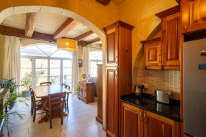 Köök või kööginurk majutusasutuses 4 Bedroom Holiday Home with Private Pool