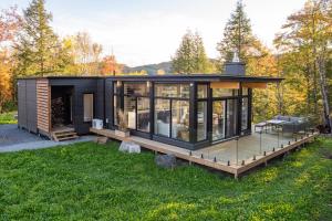 Un jardín fuera de Maison Ensoleillée Mont-Tremblant