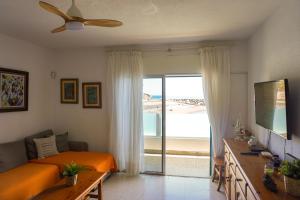 A television and/or entertainment centre at Las Eras - La casa frente al mar