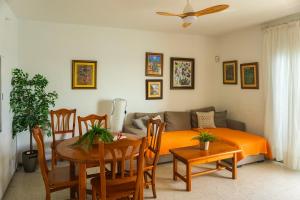 A seating area at Las Eras - La casa frente al mar