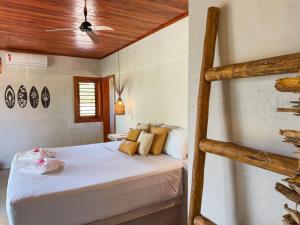 a bedroom with a bed with a wooden ceiling at Casa Devagar Icaraizinho in Amontada