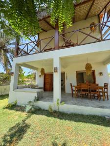 an external view of a house with a dining table at Casa Devagar Icaraizinho in Amontada