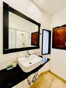 bagno con lavandino e grande specchio di Hotelito del Mar - Main Street a Bocas del Toro