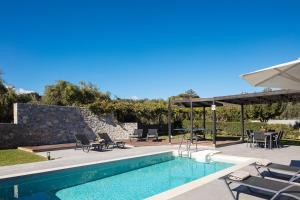 Piscina de la sau aproape de Villa Amalia