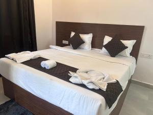 A bed or beds in a room at Kyle Calangute 1 bhk luxury apartment with pool