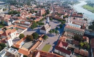 una vista aérea de una ciudad con edificios y un río en Green House Apartment, en Kaunas