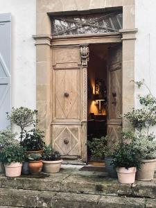 an entrance to a building with a large wooden door at Maison des Frères Leglise in Miélan