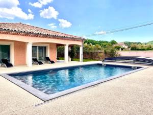 Πισίνα στο ή κοντά στο Private swimming pool & jacuzzi magnifique villa provençale