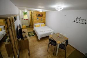 德瓦Studio Glossa的一间卧室配有一张床和一张桌子