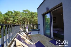 - un balcon d'une maison avec une table dans l'établissement Pine Tree House 10 D&D Apartments, à Międzywodzie 5 autres photos