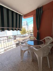 ein Tisch und Stühle auf einem Balkon mit Aussicht in der Unterkunft Blue Day Solo Familias in Puerto de Gandía
