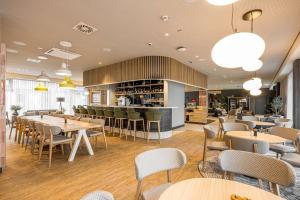 Radisson Hotel Leipzig餐厅或其他用餐的地方